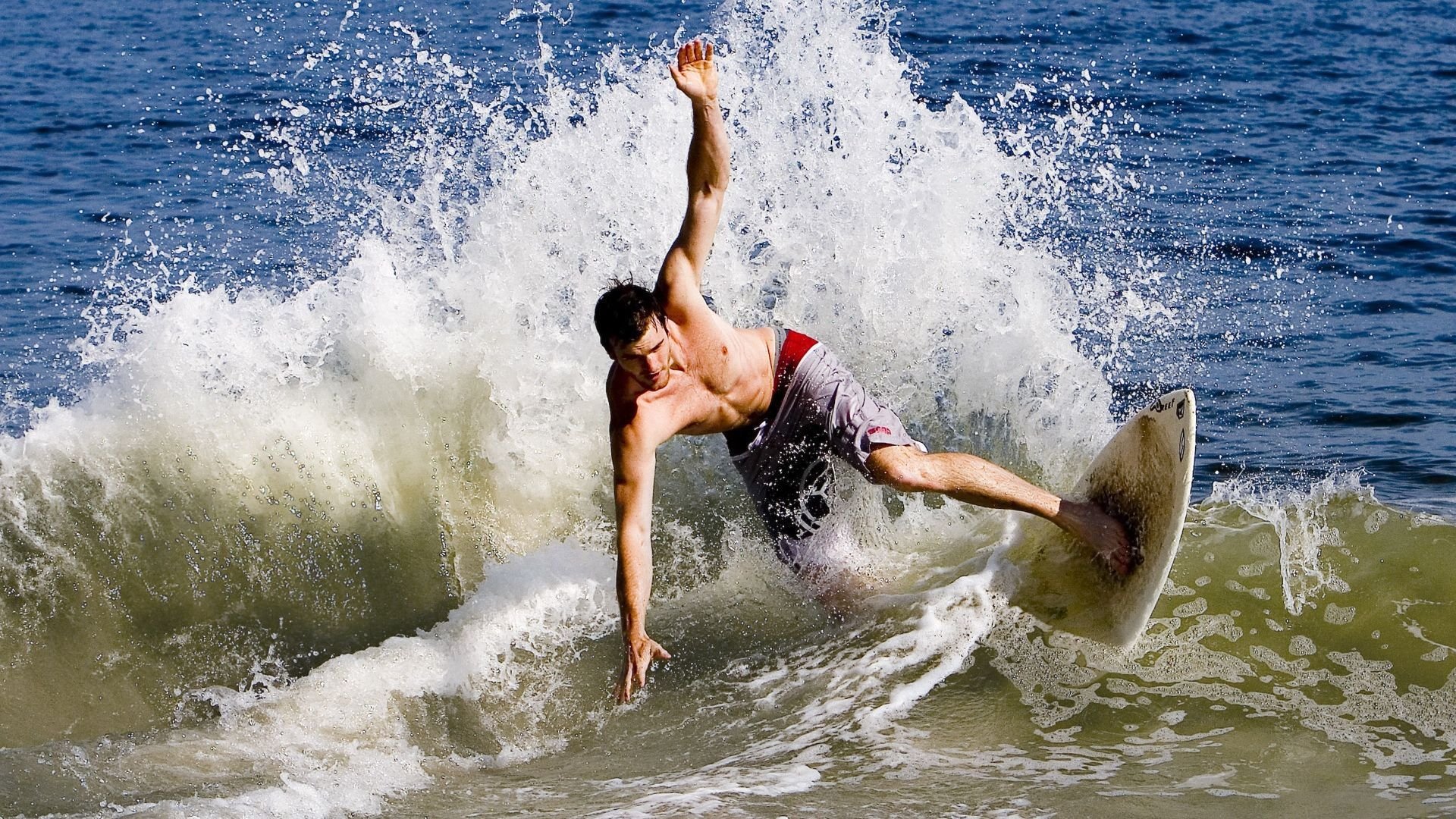 爱游戏官网-燃情欧冠夜，球迷狂欢不夜城